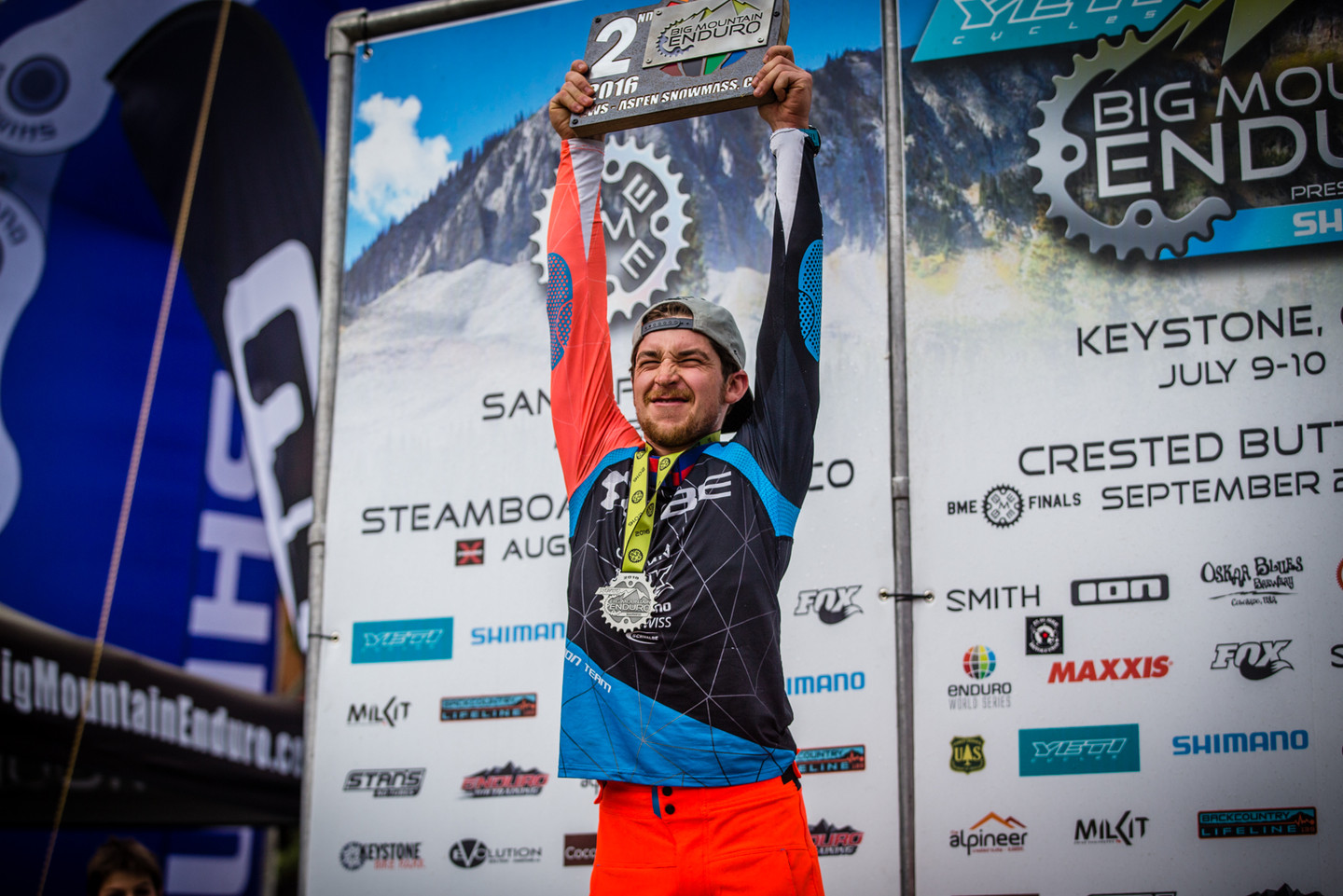 Nicolas Lau, Cube Action Team, monte sur la 2ème marche du podium des Enduro World Series d'Aspen. Photo : © Matt Wragg