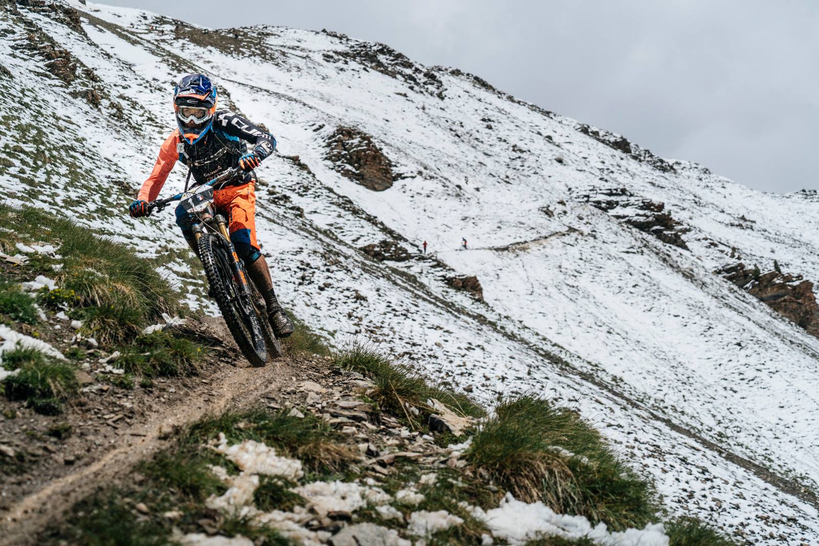 Après un premier bivouac sous la pluie, les pilotes ont croisé la neige au passage du premier col ! © Photo : Duncan Philpott