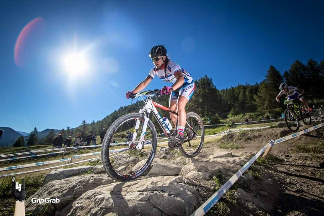 Ilona Peltier, termine au pied du podium après une superbe course au guidon de son Cube Elite C:68. © Paul Foulonneau | Grip Grab Media Crew