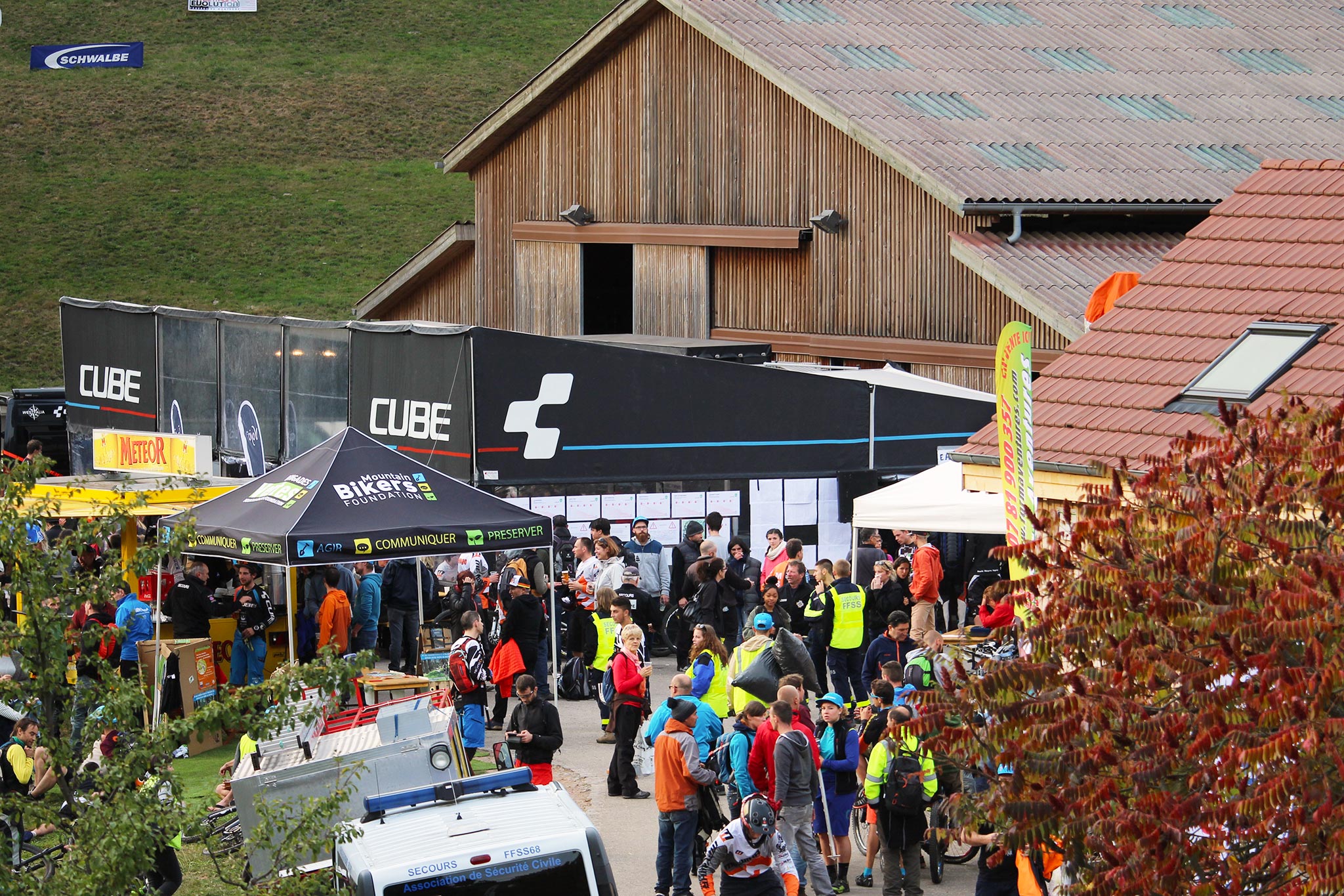 Le paddock devant la ferme du Versant du Soleil à Hohrod.