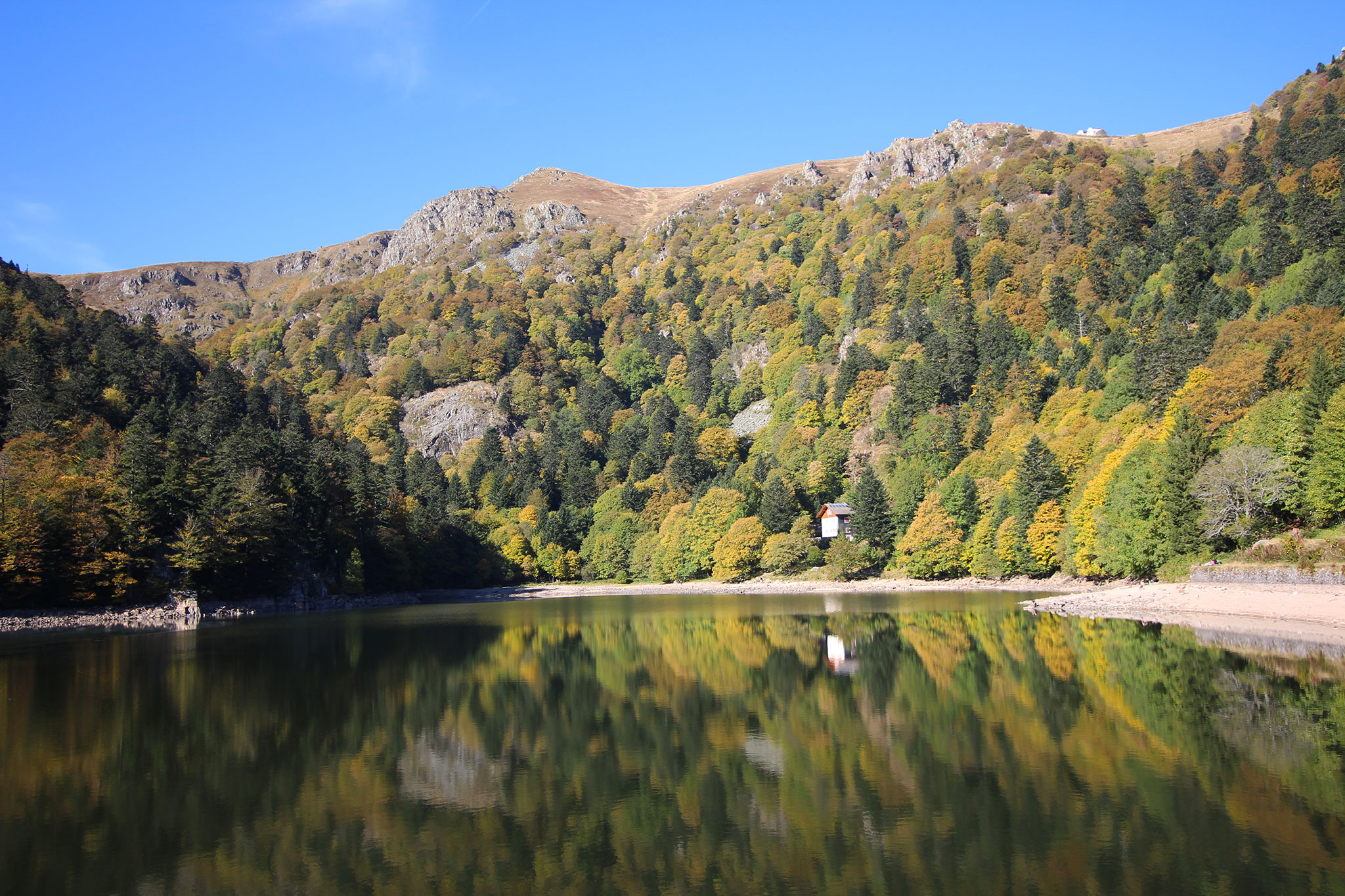 Arrivée de la spéciale 4 au bord du lac du Schiessrothried, au pied du Hohneck.