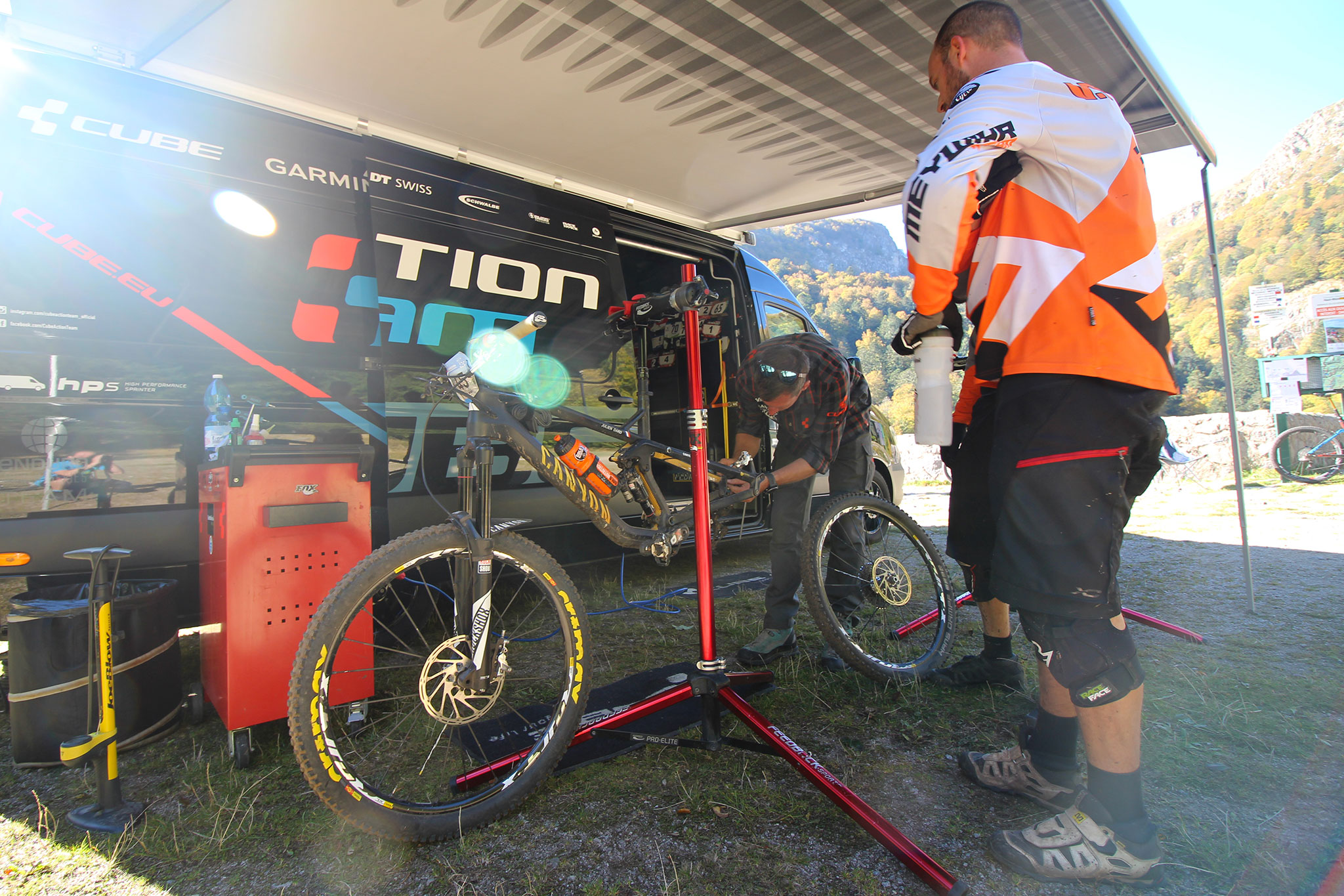 Jan, le mécano du Cube Action Team, assurait une assistance technique à l'ensemble des participants (peu importe leur bike !).