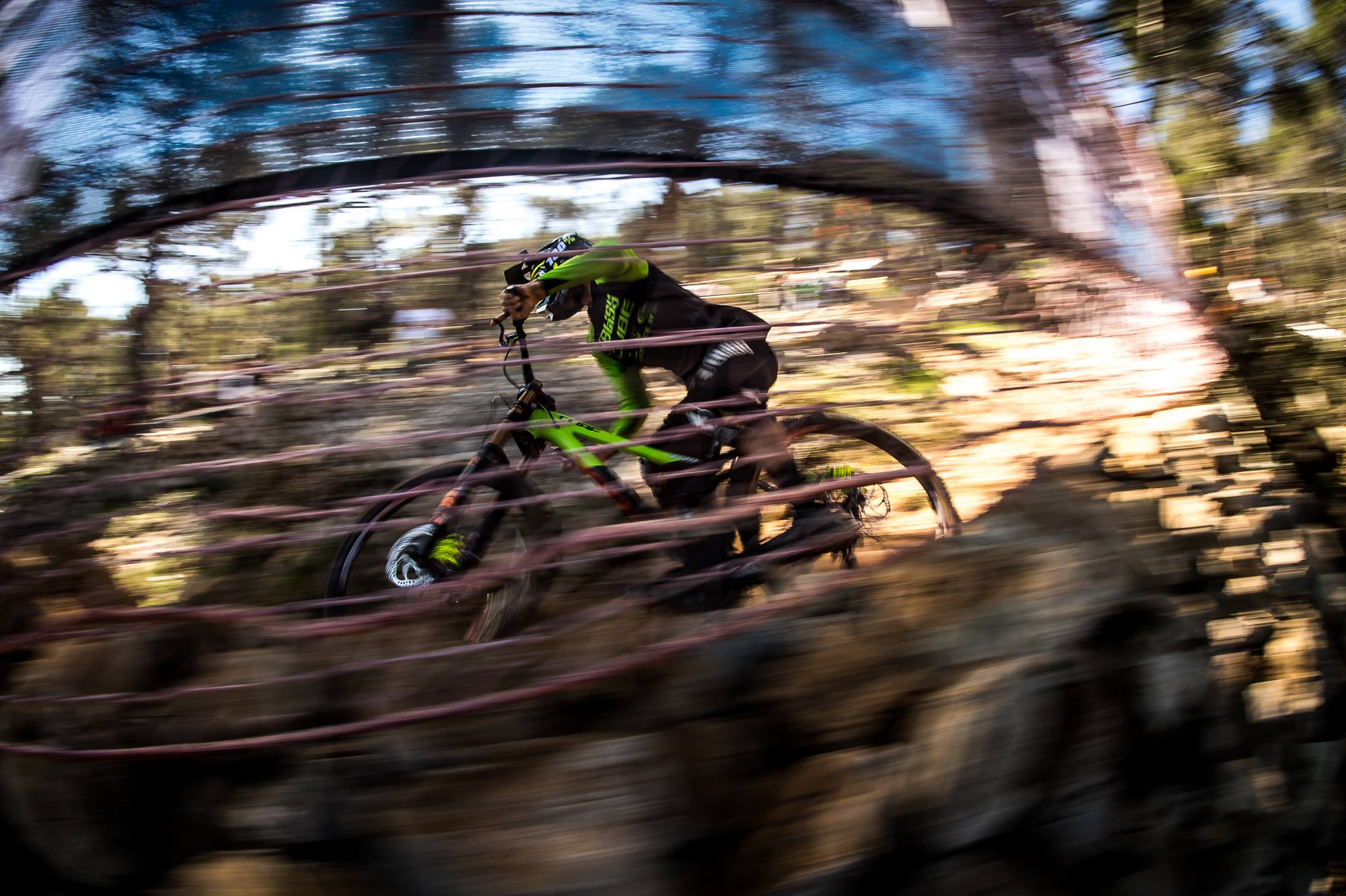 Matt Walker en mode "chainless" file vers la ligne d'arrivée. © Nathan Hughes