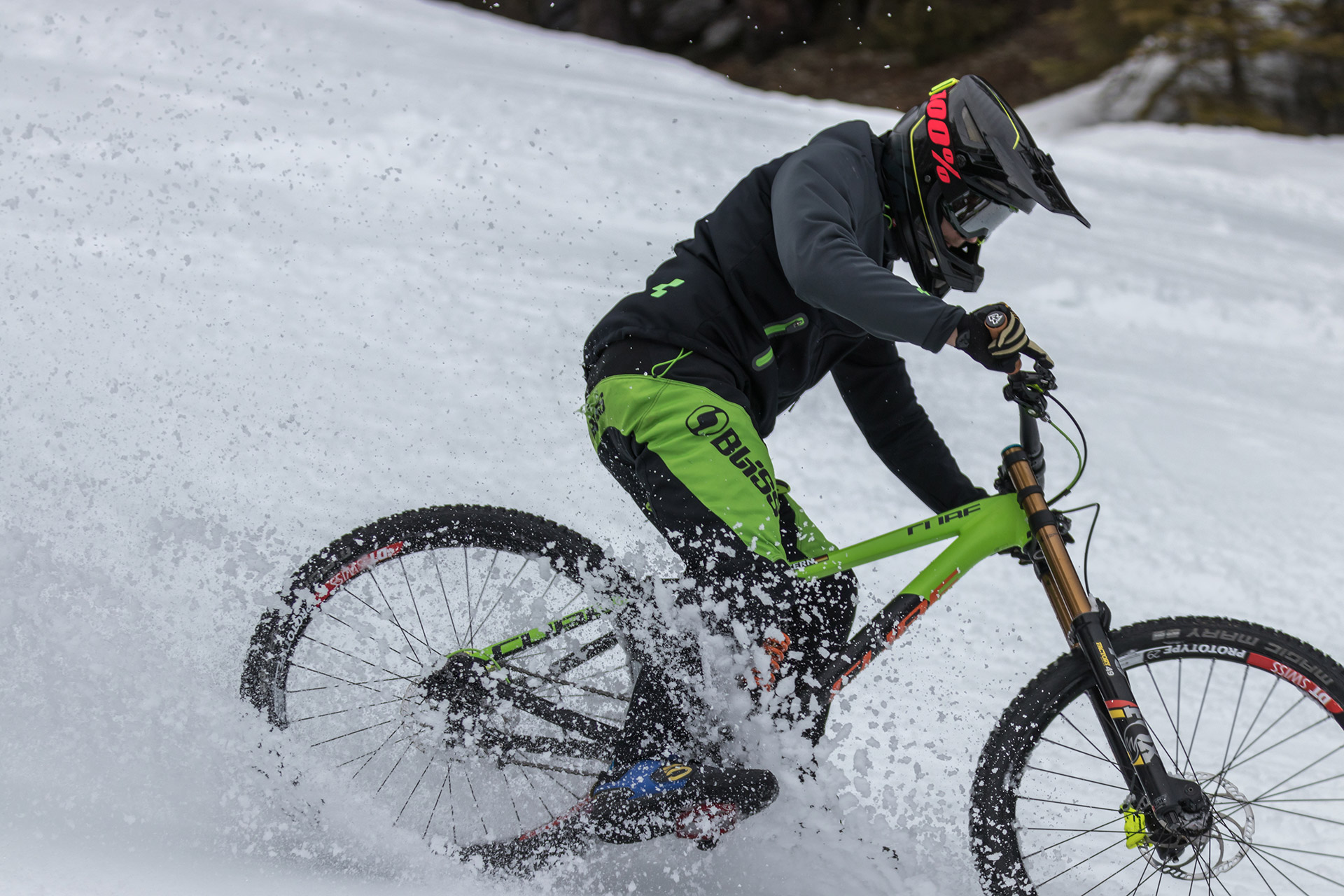 Max Hartenstern travaille ses appuis sur la piste noire Gazelle au guidon de son Cube Two15 29.