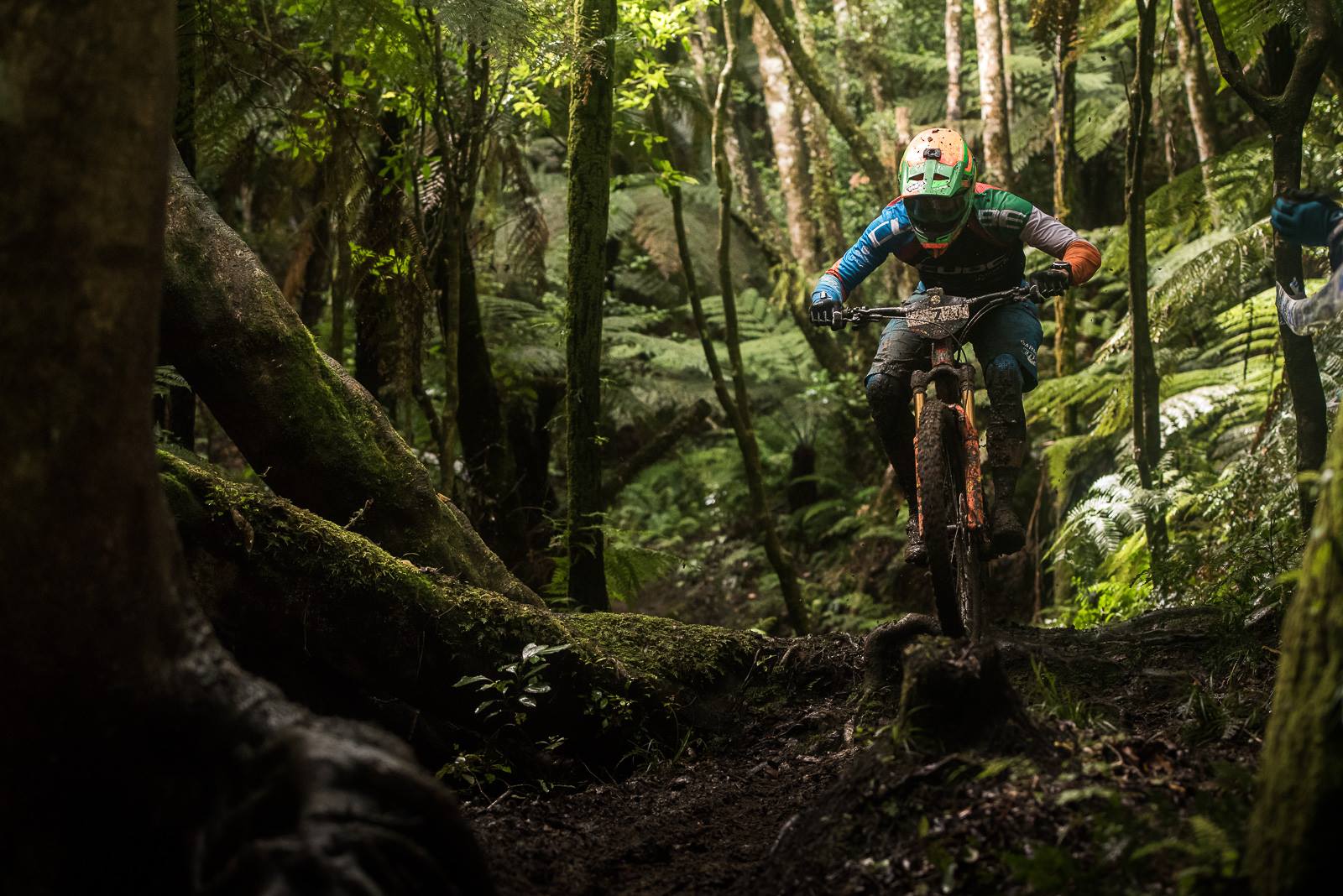 Greg Callaghan survole les pièges des sentiers détrempés de Rotorua, NZ, au guidon de son Cube Stereo 140. © Dave Trumpore