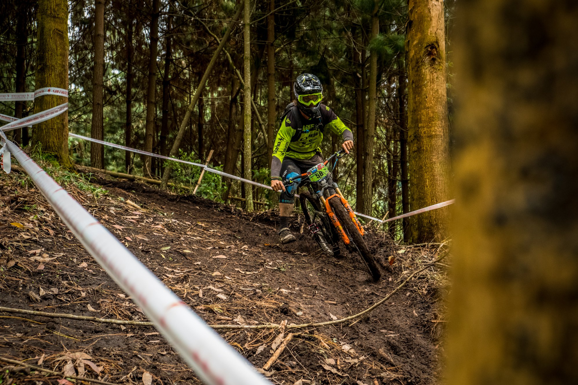 Bon joueur jusqu’au bout, Matt Walker a passé la journée en crabe à chercher du grip dans les méandres de la forêt colombienne !