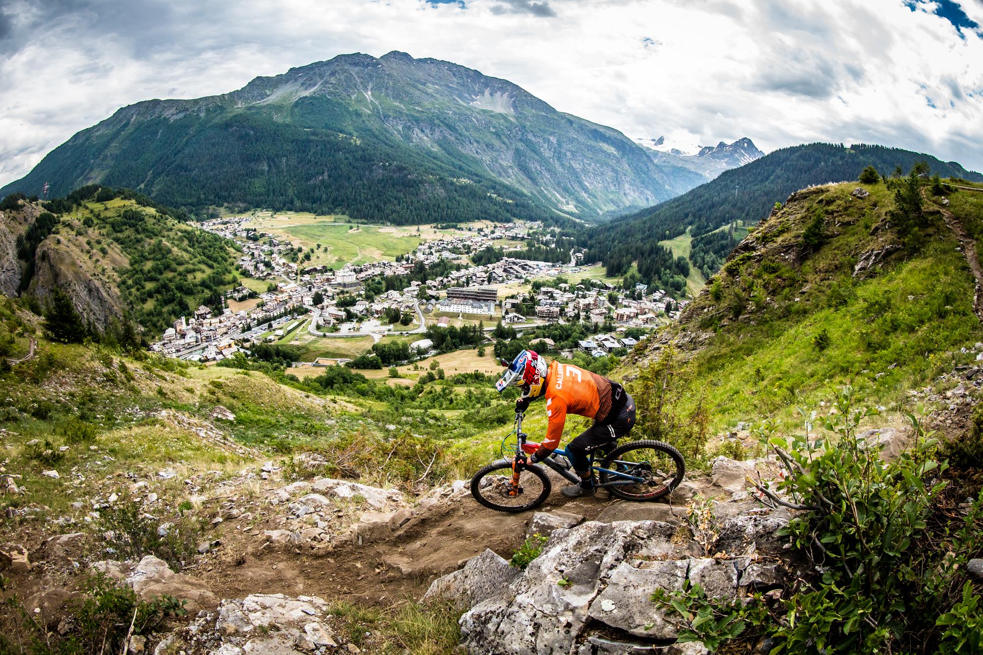 Greg Callaghan, au guidon de son Cube Stereo 150 plonge sur la station de La Thuile.