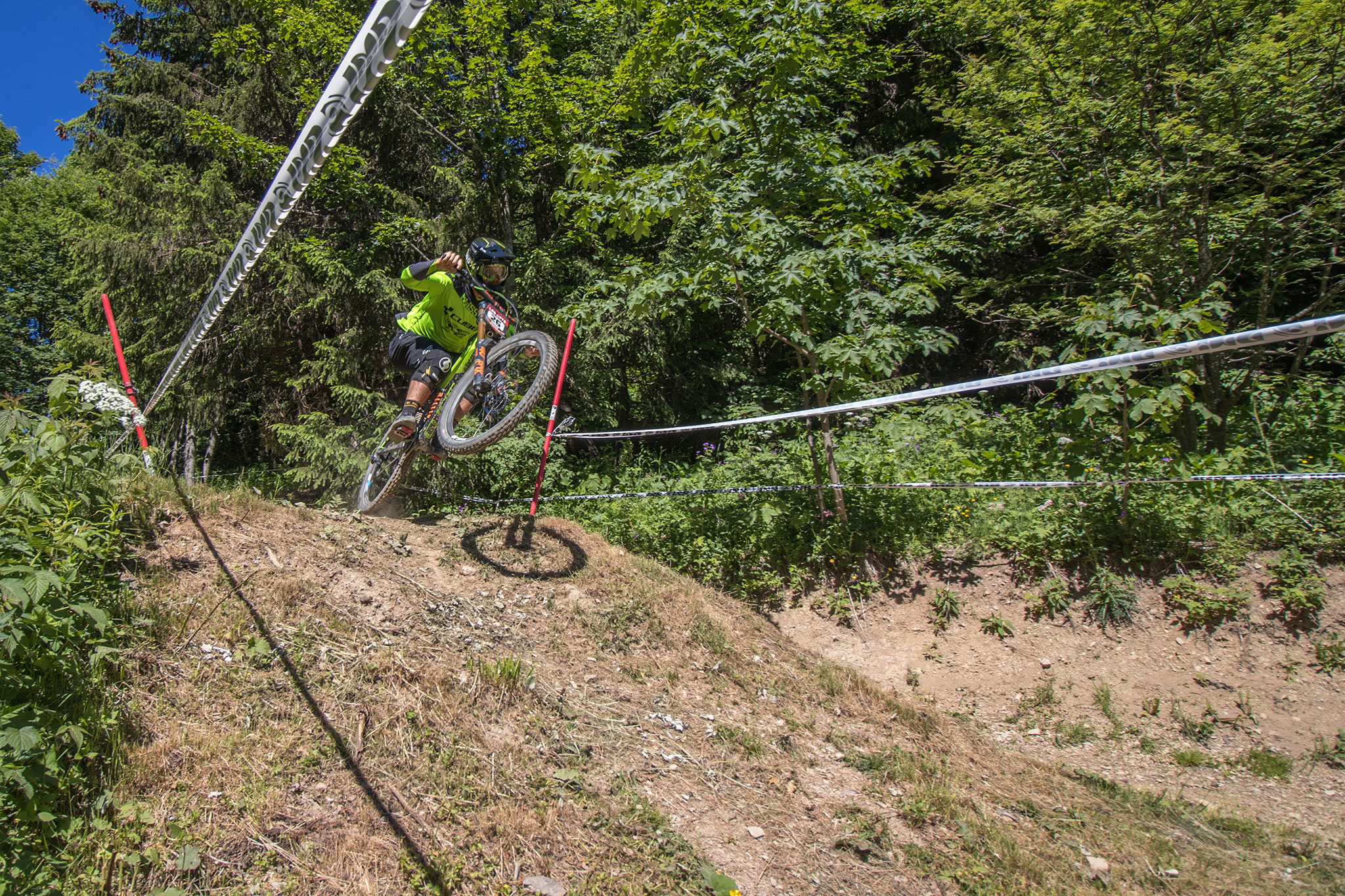 Matt Walker prend son envole sur la plus belle double de la piste noire, Les Gets Airline !