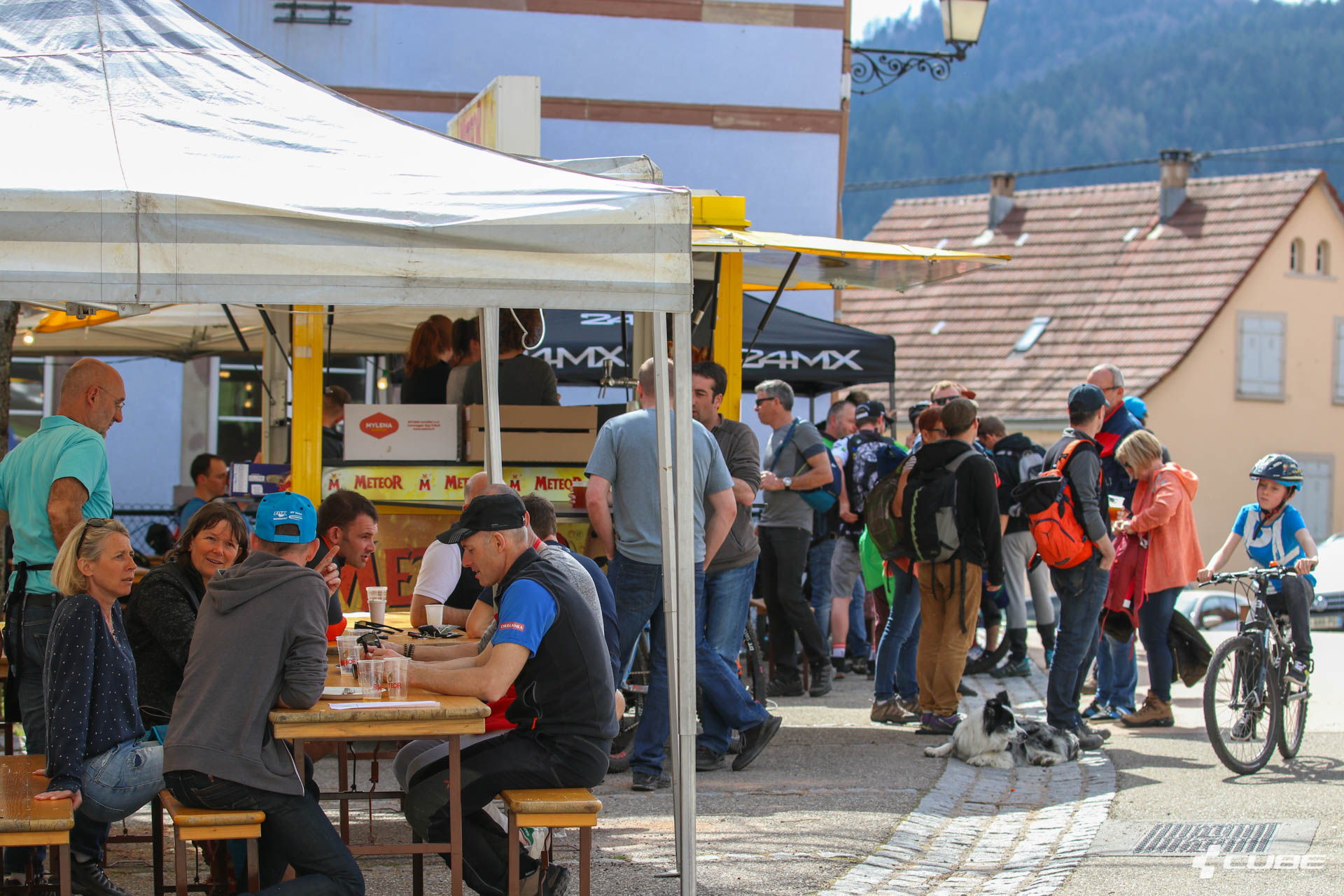 Bonne ambiance dans le village autour de la choucroute, des bretzels et des tartes aux myrtilles qui attendaient les pilotes à l’arrivée.