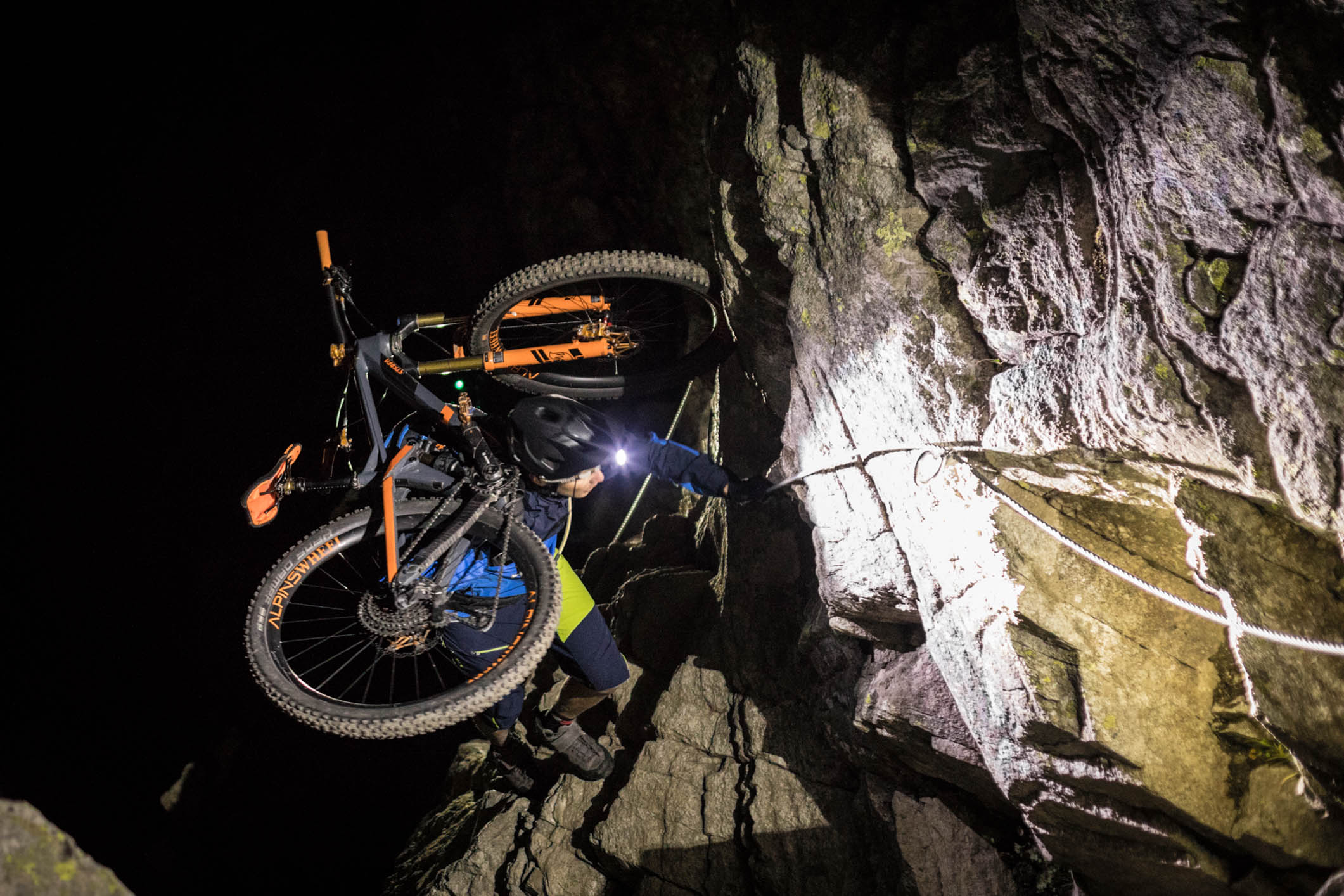 Départ matinal à la frontal, VTT sur le dos, pour David, Franck et Simon.