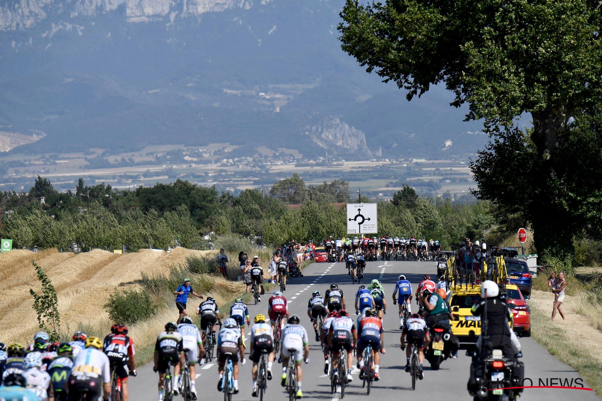 Peloton étiré par les vents violents qui balayent les plaines qui mènent à Roman-sur-Isère.  © Photo News