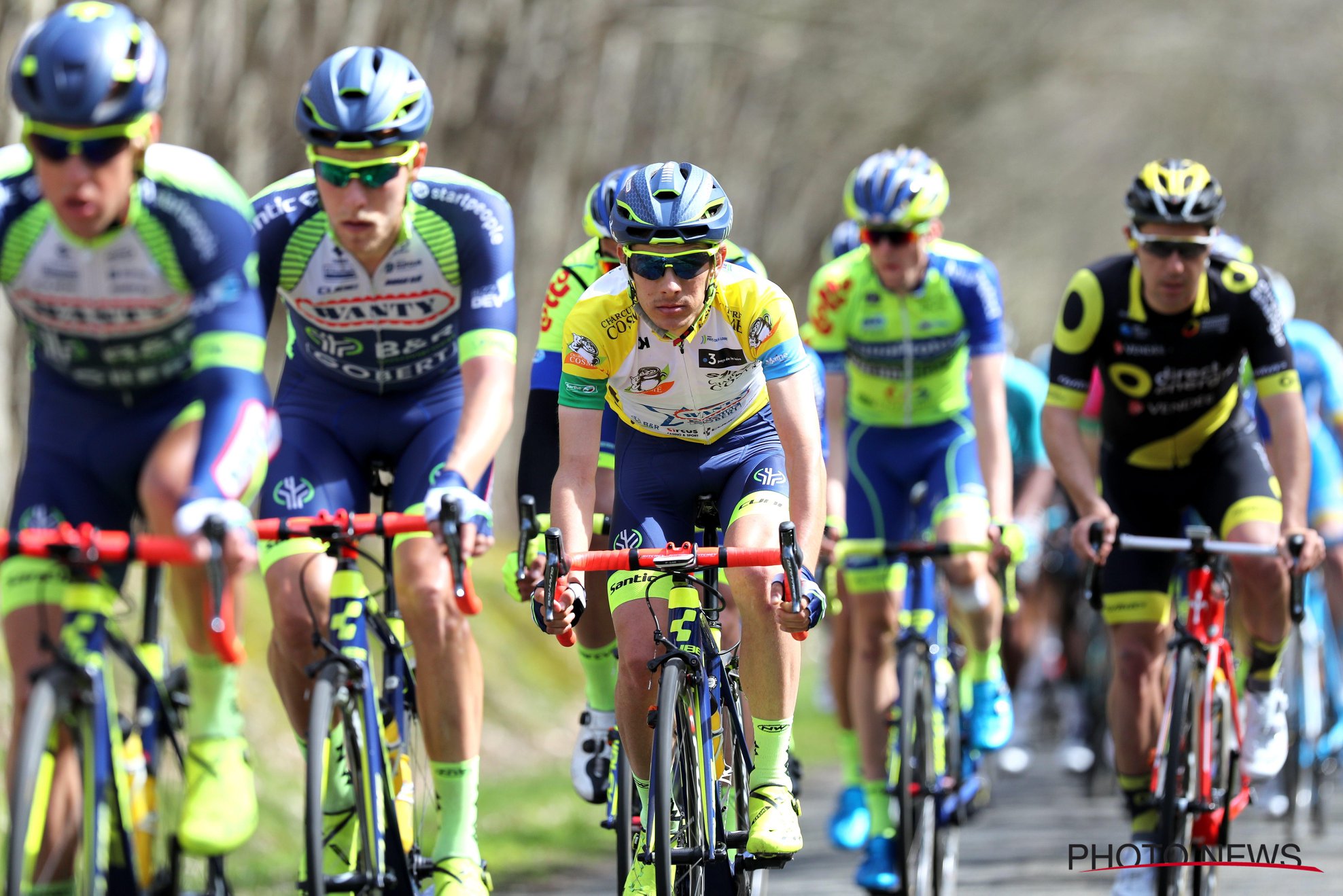 Guillaume Martin et sa garde donnent le rythme au guidon de leur Cube Litening C:68. © Photo News