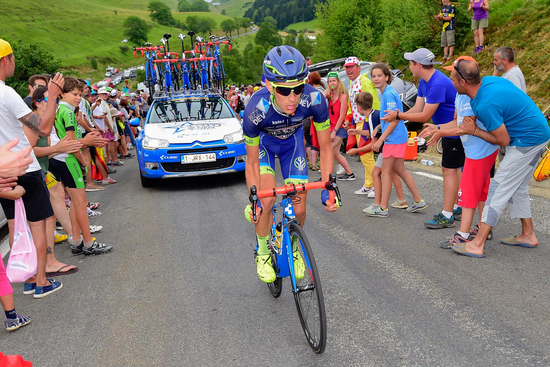 Guillaume Martin à l'attaque lors du Tour de France 2017.