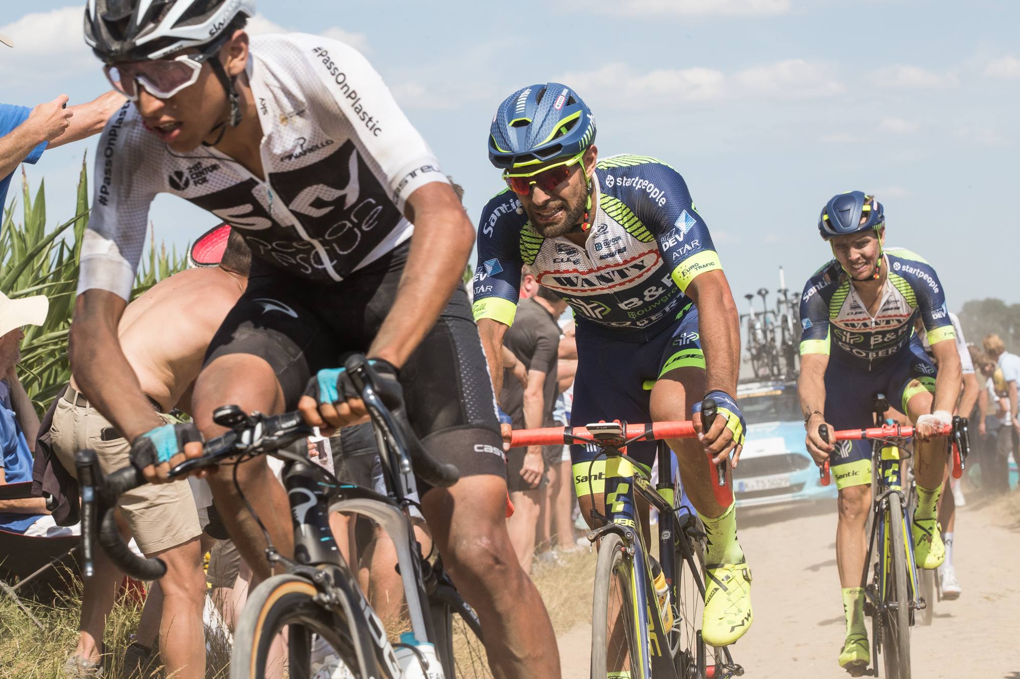 Andrea Pasqualon, le finisher de la Wanty-Groupe Gobert, lutte sur les pavés de Roubaix.