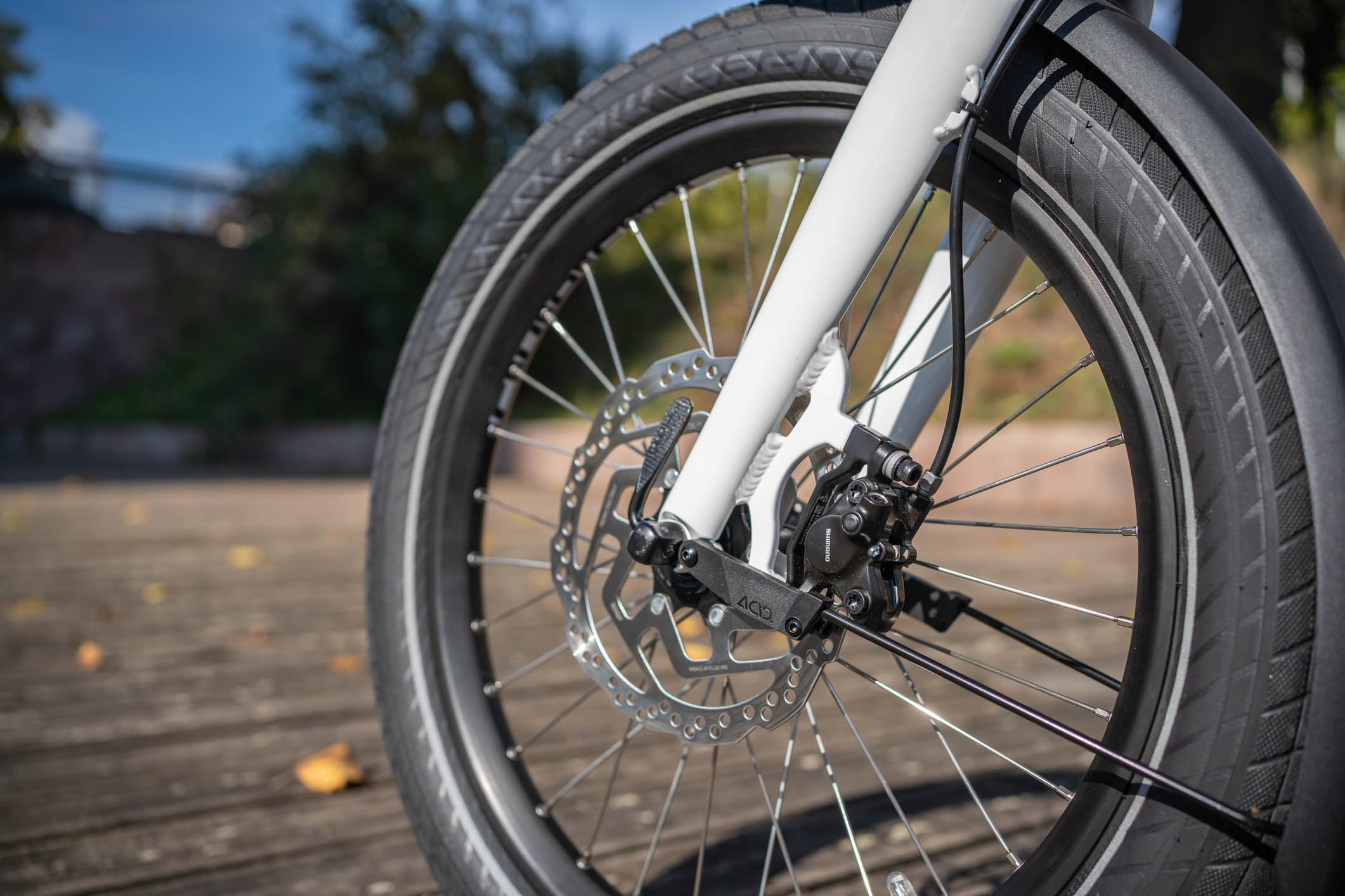 Roues de 20" équipée de pneus larges et résistants.